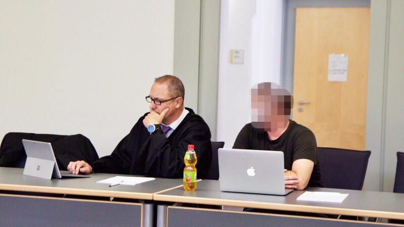 Der Angeklagte (auf dem Foto mit seinem Anwalt Jörg Meyer) soll seine beste Freundin vergewaltigt haben.