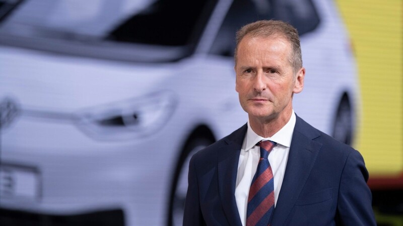 Herbert Diess, Vorstandsvorsitzender der Volkswagen AG, steht am Stand von Volkswagen auf der IAA. Die Staatsanwaltschaft Braunschweig hat die Führungsspitze von Volkswagen wegen Marktmanipulation angeklagt.