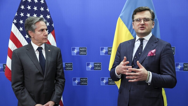 Dmytro Kuleba (r.), Außenminister der Ukraine, hier mit US-Außenminister Antony Blinken, rechnet nach Beratungen mit den Nato-Staaten damit, dass seinem Land Waffen zur Verteidigung geliefert werden.