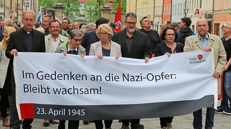 Schon mehrere Jahre erinnert ein Gedenkmarsch in Regensburg an die Opfer des Faschismus.