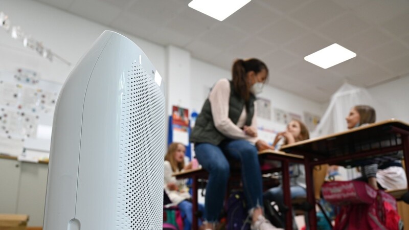 Ein Luftfilter steht in einer Grundschule im Klassenzimmer.