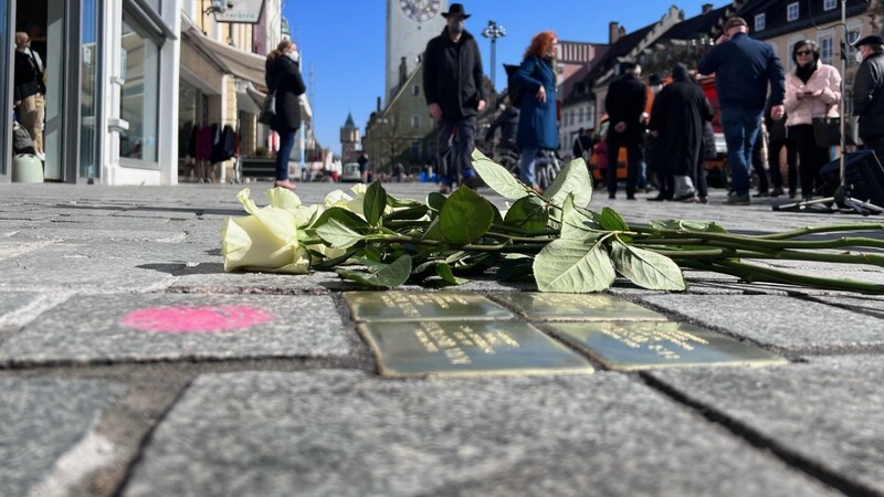 Angehörige und Stolperstein-Paten haben an der Gedenkstelle Blumen abgelegt.