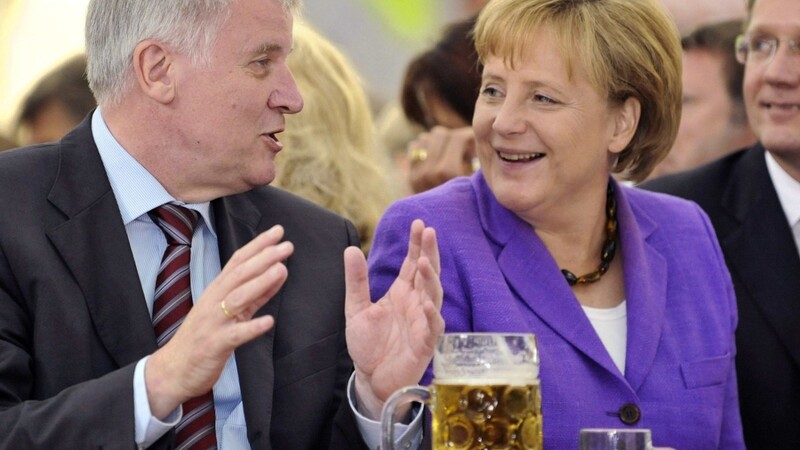Hier war der Shake-Hands noch kein Problem - zumindest nicht wegen des Coronavirus. Dieses Bild zeigt Angela Merkel und Horst Seehofer im Jahr 2017.