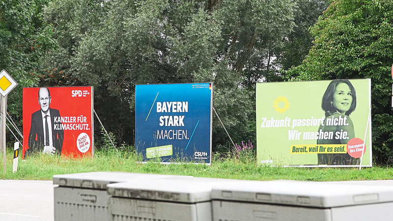 Plakate der SPD, der CSU und der Grünen in Neutraubling. Zumindest im Landkreis haben die drei Parteien keinen grandiosen Sieg errungen.