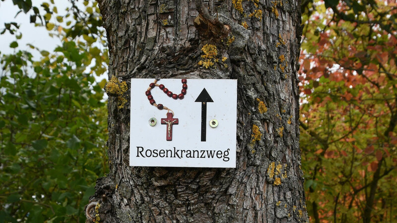 Der Weihmichler Rosenkranzweg führt an fünf, den Ort Weihmichl umringenden, Marienkapellen vorbei.