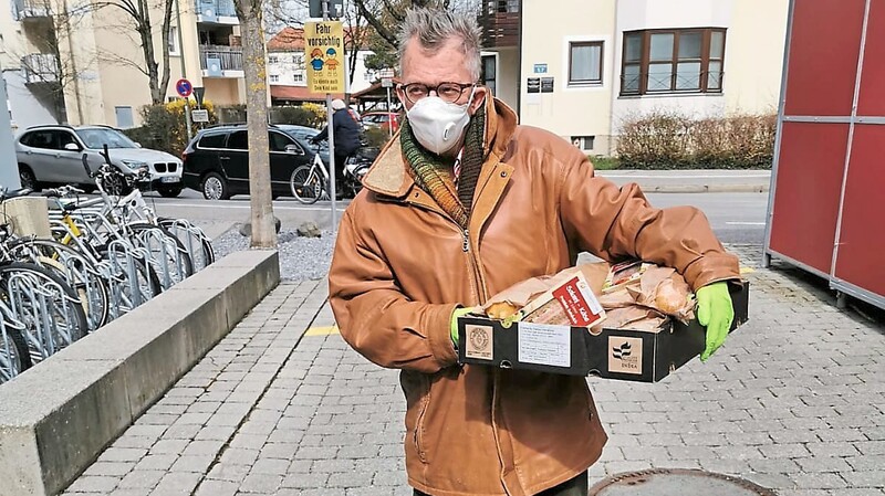 Karl-Heinz Brunnhuber, Vorsitzender der Nachbarschaftshilfe Landshut, hält sich bei einer Lebensmittelanlieferung genau an die Corona-Verhaltensregeln.