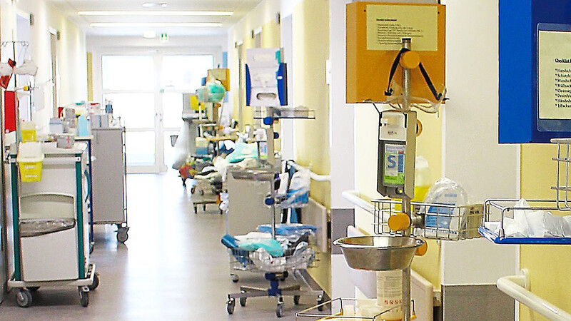Vor jedem Zimmer, in dem ein Patient mit Corona-Infektion liegt, befindet sich die Schutzausrüstung für Mitarbeiter, die beim Betreten des Zimmers angelegt werden muss.