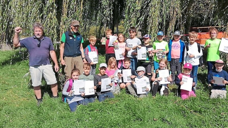 Sie sind jetzt offiziell Donaupiraten: Am Ende der Exkursion mit der "Takatuka" gab's für alle Kinder eine Urkunde.