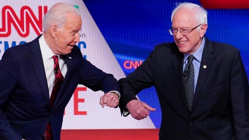 Bernie Sanders (r.) und Joe Biden, die beiden wichtigsten Bewerber um die Präsidentschaftskandidatur der Demokraten, begrüßen sich aufgrund der Ansteckungsgefahr durch das Coronavirus mit den Ellenbogen. Für Sanders ist es jetzt an der Zeit, den Weg für Biden freizumachen.