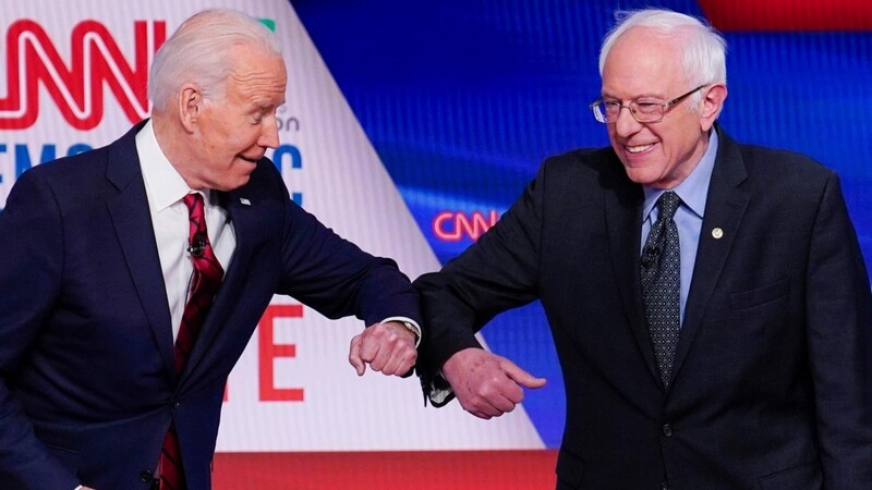 Bernie Sanders (r.) und Joe Biden, die beiden wichtigsten Bewerber um die Präsidentschaftskandidatur der Demokraten, begrüßen sich aufgrund der Ansteckungsgefahr durch das Coronavirus mit den Ellenbogen. Für Sanders ist es jetzt an der Zeit, den Weg für Biden freizumachen.
