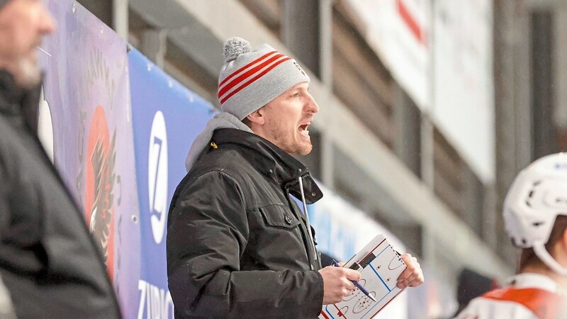 Trainer Max Kaltenhauser muss die Eisbären schnell wieder in die Spur bringen. Sonst droht der Absturz ins Tabellenmittelfeld der Eishockey-Oberliga.