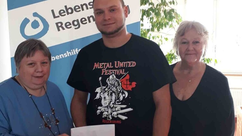 Metal United-Veranstalter Frederik Löw übergab am heutigen Dienstag eine Spende in Höhe von 520 Euro an die Lebneshilfe Regensburg, vertreten durch Christina Baier (li.) und Vorstandsvorsitzende Ursula Geier (re.).