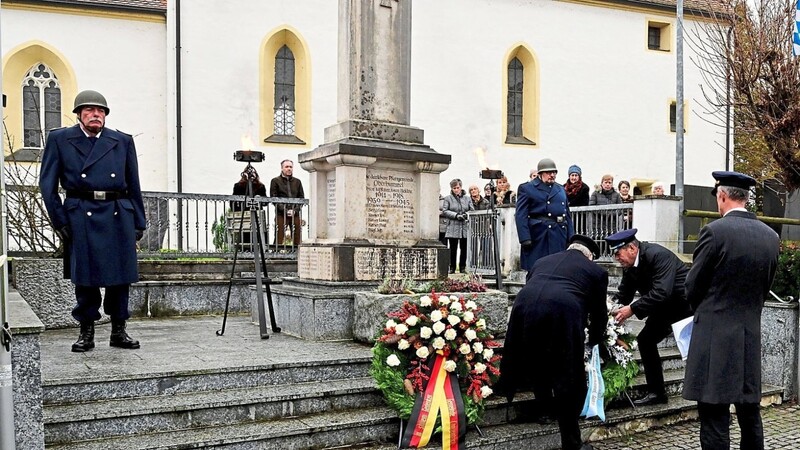 Der Vorsitzende des Soldaten- und Kriegervereins Oberhummel, Niederhummel und Gaden, Magnus von Terzi, legte zum Gedenken an die Gefallenen und Vermissten einen Kranz nieder.