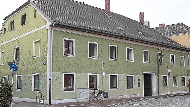 Der "Jägerwirt" in der Karlstraße ist als "langgestreckter zweigeschossiger Eckbau mit Halbwalm" in die Denkmalliste eingetragen. Das Vordergebäude wurde 1827, das hintere 1856 errichtet. Der erste Eintrag in die Häuserchronik erfolgte bereits 1549.