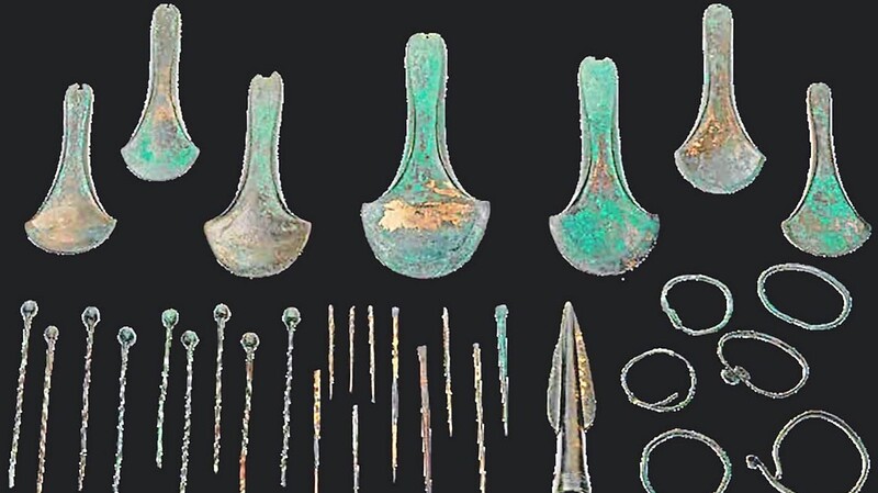 Aus 33 Gegenständen der Bronzezeit etwa um 1800 v. Chr. besteht der "Schatz von Langquaid".