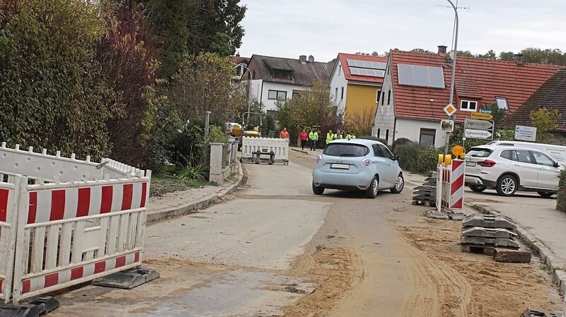 Allein Straßenbaumaßnahmen werden 2023 in der Gemeinde Rudelzhausen mächtig ins Geld gehen, dazu Kanalsanierungen wie hier im Bereich der Ortsdurchfahrt von Tegernbach.