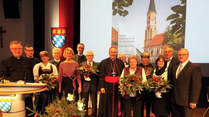 Bischof Rudolf Voderholzer ehrte fünf Ehrenamtliche mit der Johann Michael Sailer Medaille.