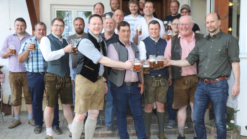 Ein Prosit bei der Bierprobe auf das bevorstehende 43. Holzlandvolksfest in Schröding.