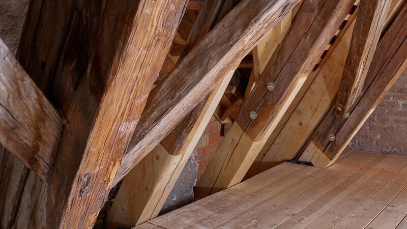 Der Dachstuhl im Westturm wurde bereits saniert, die Dachdeckung erneuert. Nun geht es an die Innenräume.