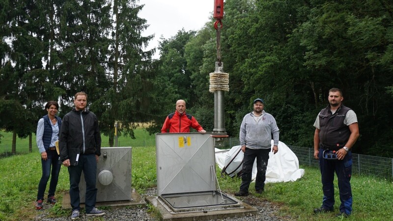 Bettina Linser, Doktor Klaus Killy, Klaus Eschbach und Tino Biederer (von links) überzeugten sich vom Erfolg der aufwendigen Regenerierung der drei Brunnen der Wasserversorgungsanlage Ammerlohe.