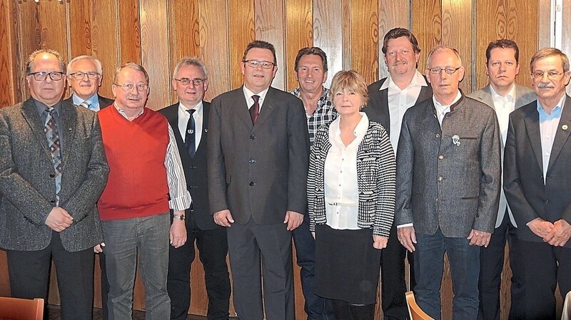 Die neugewählten Vorstandschaftsmitglieder der KSK Altdorf sowie Anton Eibl, Werner Schulz, Johann Ziegltrum, Hans Seidl und Bürgermeister Helmut Maier.