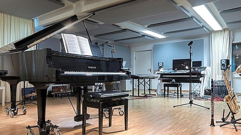 Die Musikschule ist professionell ausgestattet. Die Raumakustik wurde durch Umbauten optimiert. Es gibt sogar ein modernes Tonstudio mit Regieraum an der Musikschule.