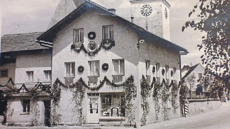 Das Nemmerhaus im Fronleichnamsschmuck 1950.