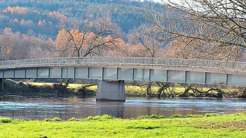 Die 60 Jahre alte Brücke über den Regen ist beschädigt und trägt nur noch 3,5 Tonnen.