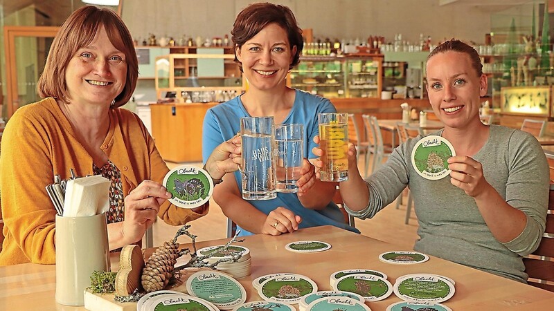 Testeten in der Gastronomie vom Haus zur Wildnis schon mal den Einsatz der neuen Obacht-Bierdeckel: Elke Ohland (v.l.) vom Nationalpark sowie die beiden Ideengeberinnen Katrin Roiger und Theresa Hinkofer.