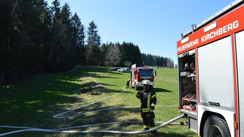 Die Feuerwehren im Landkreis Regen mussten am Beginn des Osterwochenendes zu zwei Waldbränden ausrücken.