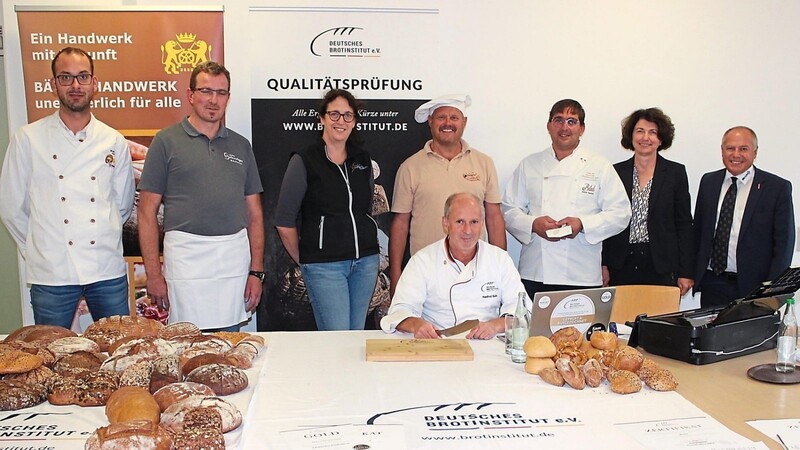Brotprüfer Manfred Stiefel (sitzend) mit Vertretern der Bäckerinnung und Kreishandwerksmeister Georg Braun sowie der Geschäftsführerin der Kreishandwerkerschaft, Rosmarie Tragl-Kraus (von rechts).