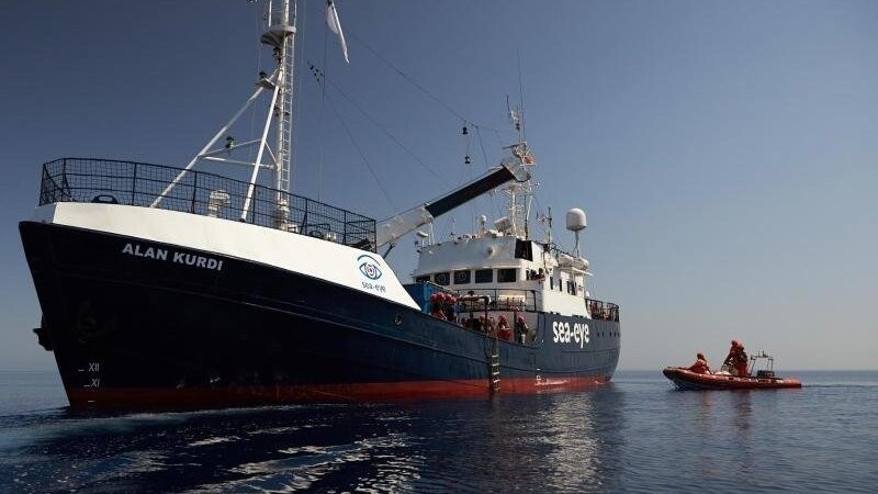 Das Seenotrettungsschiff "Alan Kurdi" im Mittelmeer. Das Schiff der Seenotretter-Organisation Sea-Eye darf vorerst nicht mehr aus dem Hafen in Olbia auf Sardinien auslaufen.