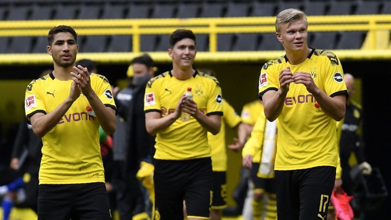 Dortmunds Torjäger Erling Haaland (rechts) feiert mit seinen Mitspielern das 4:0 im Derby gegen den FC Schalke 04.