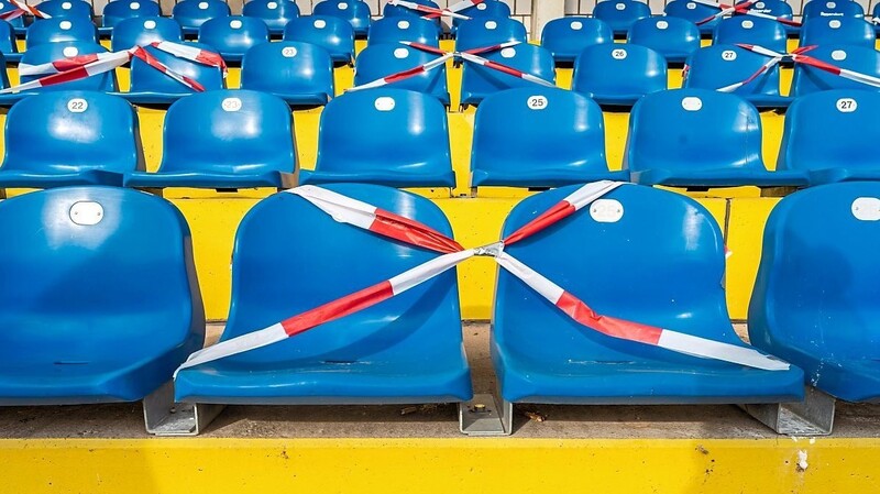 Gesperrte Sitze im Stadion des TSV Bogen: Auf die Amateurvereine kommen erstmal schwierige Zeiten zu.  Foto: fotostyle-schindler