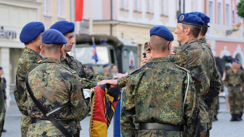 Vier der zwölf Teilnehmer legen ihren Eid ab - für eine Woche sind sie nun Teil der Bundeswehr.