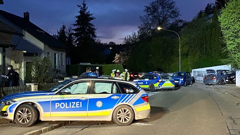 Ein Autofahrer hat sich am Samstagnachmittag eine Verfolgungsjagd mit der Regensburger Polizei geliefert - sie endete mit einem schweren Unfall.