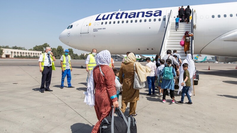 Aus Kabul evakuierte Personen gehen nach ihrer Registrierung durch die deutsche Botschaft zu einem Lufthansa-Flugzeug mit dem sie nach Deutschland ausgeflogen werden. Dennoch sind wohl noch Hunderte deutsche Bürger und Ortskräfte in Afghanistan. Ob sie noch ausgeflogen werden können, ist ungewiss.