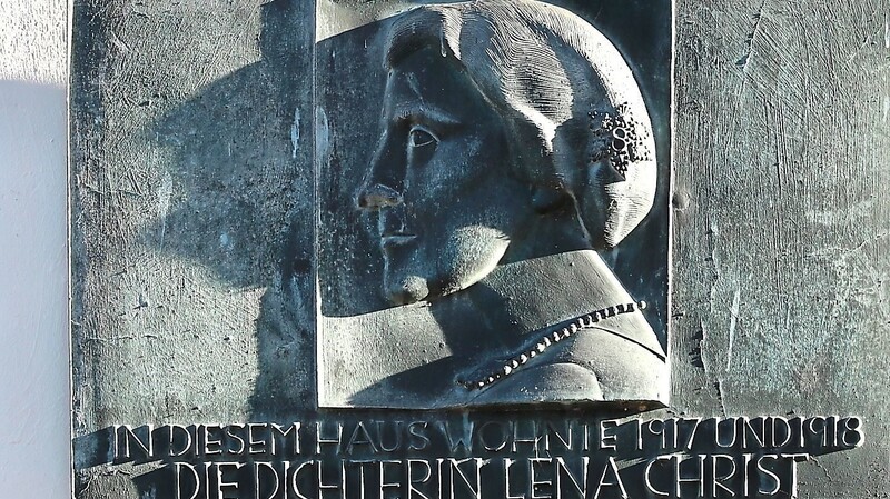 1942 wurde in der Maximilianstraße 8 eine Gedenkplakette angebracht. Nach der Dichterin ist auch eine Straße am Hofberg benannt.