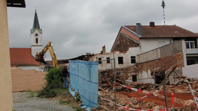 Der Stadtkern von Bad Kötzting verändert sein Gesicht: In der Marktstraße, gegenüber der Kirche St. Veit, werden derzeit zwei riesige Anwesen abgerissen.