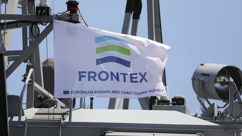 Eine Fahne der Europäischen Agentur für die Grenz- und Küstenwache Frontex weht auf einem italienischen Militärschiff.Die EU-Grenzpolizei steht stark in der Kritik.