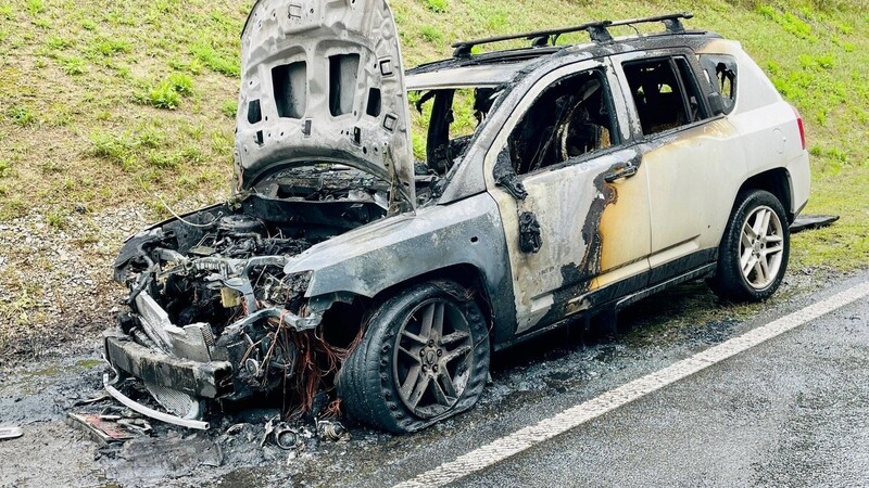 Nur noch Schrottwert hat der Jeep "Compass", der aufgrund eines technischen Defekts zu brennen begonnen hatte.