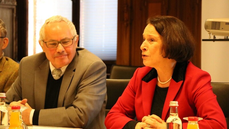 Bürgermeister Jürgen Huber und Bürgermeisterin Gertrud Maltz-Schwarzfischer haben die Ergebnisse der Bürgerbefragung in Regensburg vorgestellt.