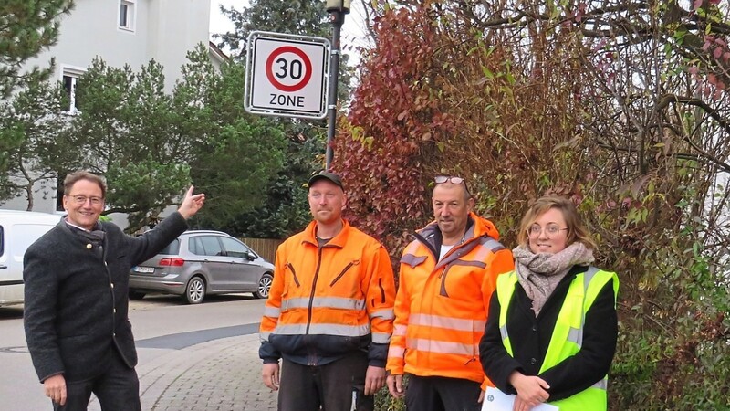 Bürgermeister Hans Sailer (links) zeigt im Beisein von Tahnee Mills vom Ordnungsamt auf eines von insgesamt sechs Tempo-30-Schilder, welche die Mitarbeiter des Bauhofs kürzlich aufgestellt haben.