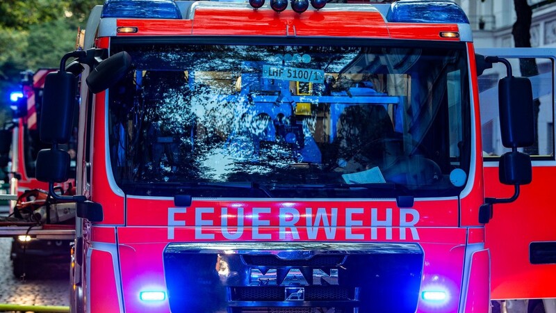 Durch einen Brand an einem Mehrparteienhaus in Simbach ist ein hoher Schaden entstanden. (Symbolbild)