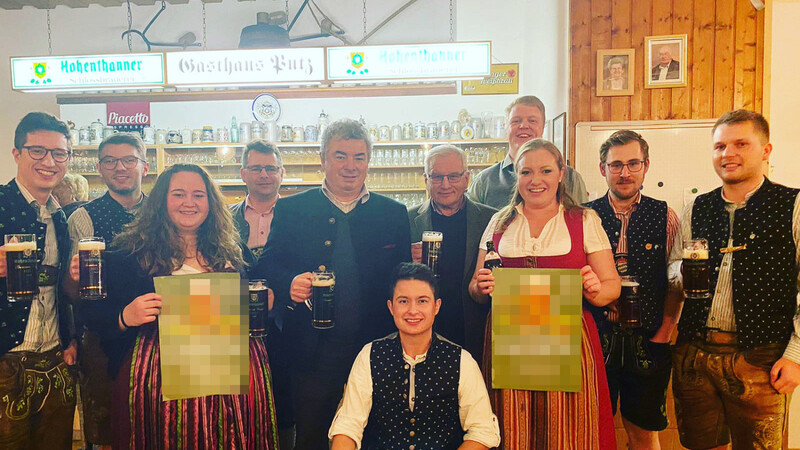 Mitglieder des Blechhaufa, Festwirt Marcel Zviedris, Bürgermeister Ludwig Greimel und Zweiter Bürgermeister Martin Schuster bei der Bierprobe.