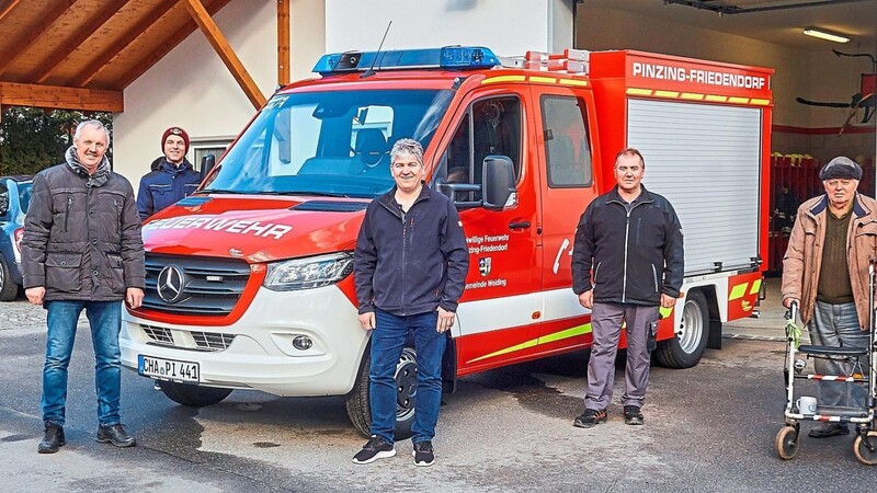 Die Verantwortlichen seitens Gemeinde und Ortsfeuerwehr sowie Ehrenkommandant Anton Bierl senior (rechts) nahmen am Freitag das neue Tragkraftspritzenfahrzeug der FFW Pinzing-Friedendorf in Empfang.