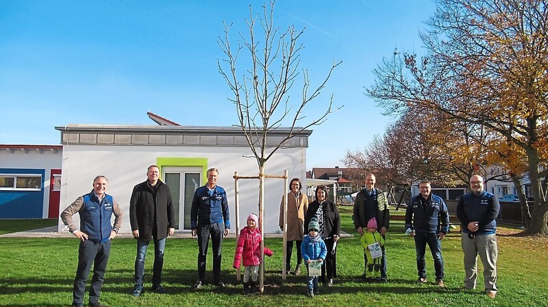 Zufriedene Gesichter sah man bei der Übergabe des Kastanienbaumes im Garten der Kindertagesstätte BMW Strolche.
