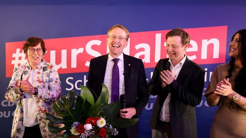 CDU-Wahlsieger Daniel Günther feiert mit Parteikollegen.