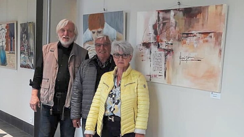 Pflegen auch privat ein gutes Verhältnis: (v.l.) Vorsitzender des Píseker Kulturvereins, Andrej Rády, Maler Reiner Leeb und Malerin Karin Ostermeier-Leeb.