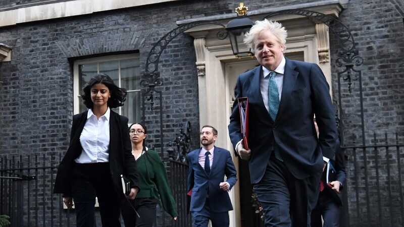 Munira Mirza (l.) war für Boris Johnson (r.) laut seiner eigenen Aussage eine der einflussreichsten Frauen in seinem Leben. Jetzt ist die Beraterin zurückgetreten - aus moralischen Gründen.